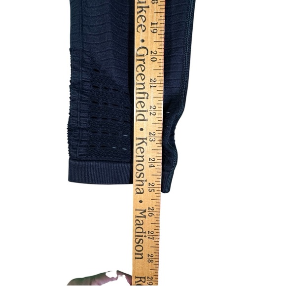 Gymshark Leggings XS Black Seamless Cropped Laser Cut High Waist Workout Pants - Picture 7 of 9